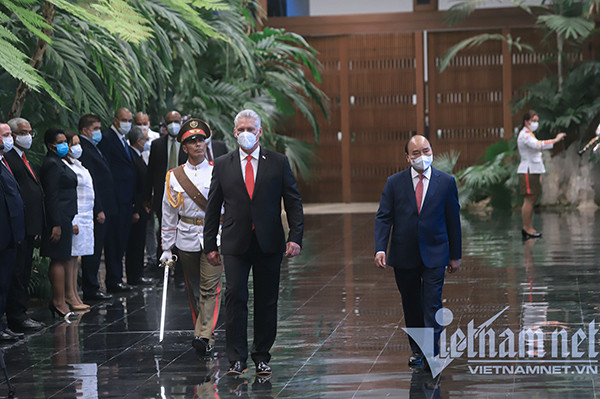 Chủ tịch Cuba chủ trì lễ đón Chủ tịch nước Nguyễn Xuân Phúc