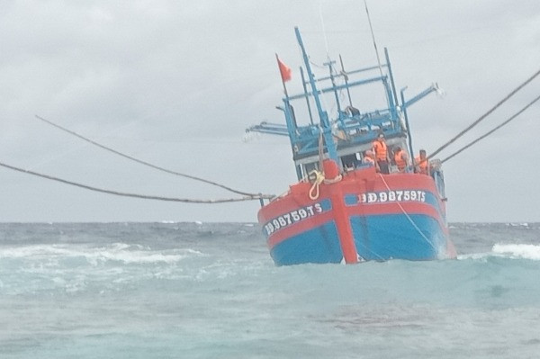 Tàu cá bị sóng lớn đánh dạt vào bãi cạn, 4 ngư dân Bình Định cầu cứu khẩn