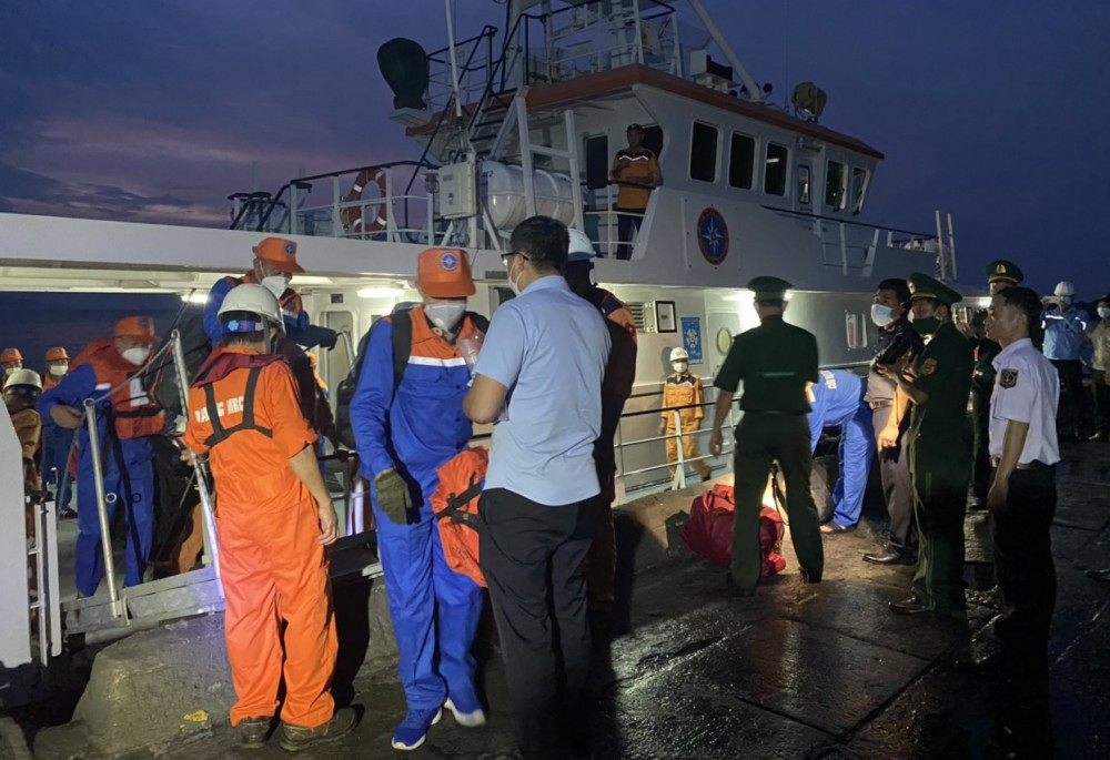 Chạy đua với bão Noru, cứu kịp thời 14 thuyền viên trên tàu nước ngoài hỏng máy