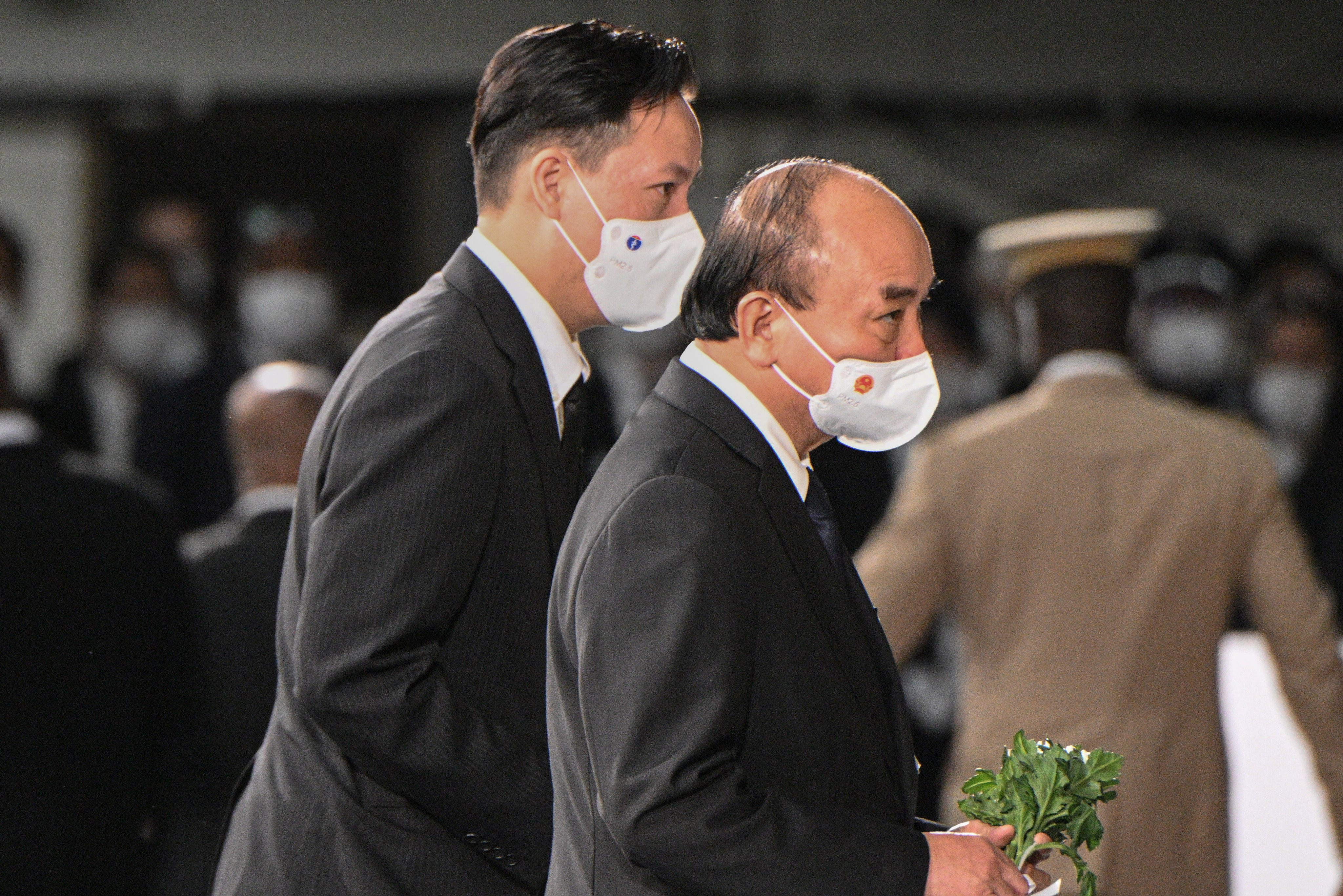 Hình ảnh Chủ tịch nước đặt hoa tưởng niệm cố Thủ tướng Abe Shinzo