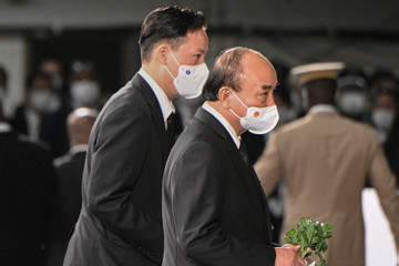 Hình ảnh Chủ tịch nước đặt hoa tưởng niệm cố Thủ tướng Abe Shinzo