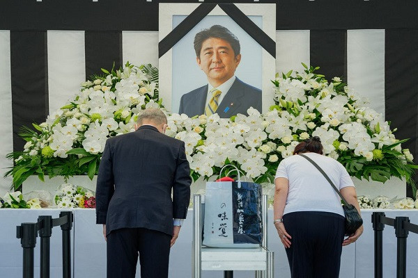Hình ảnh dòng người đặt hoa tưởng niệm cựu Thủ tướng Abe