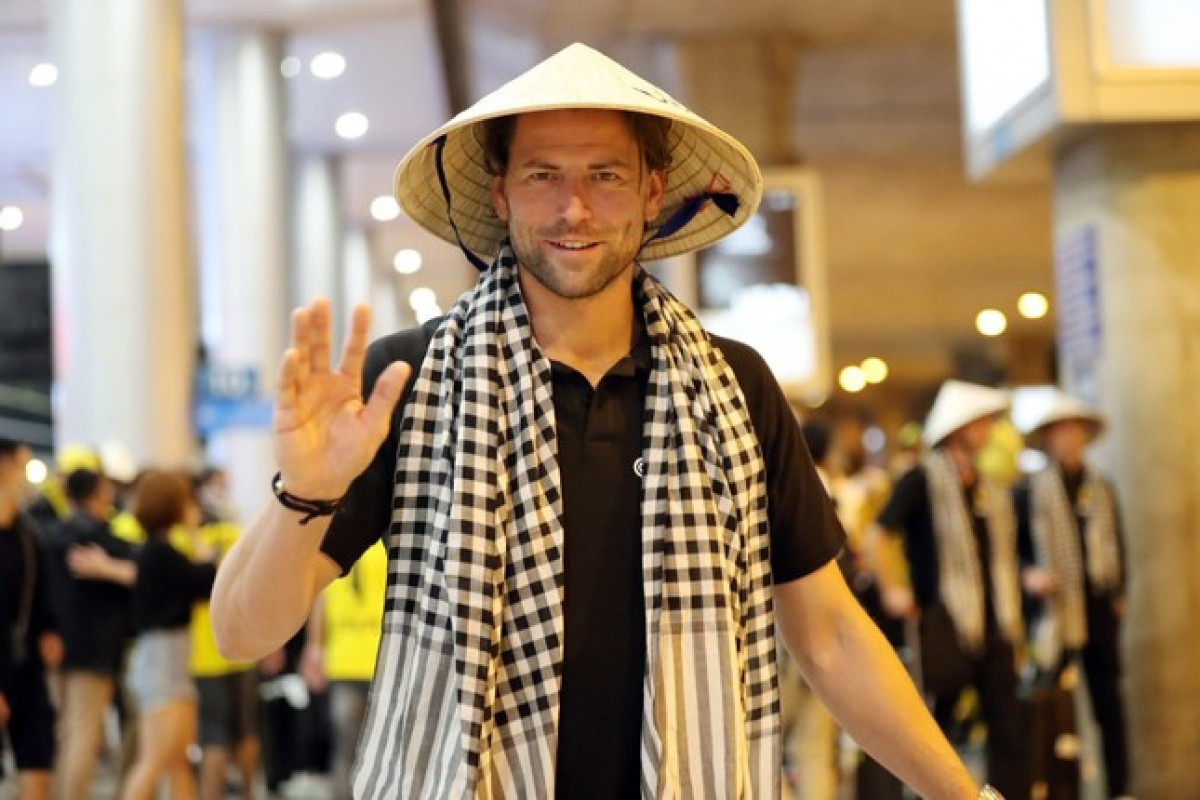 dortmund legends touch down in vietnam ahead of charity match picture 4