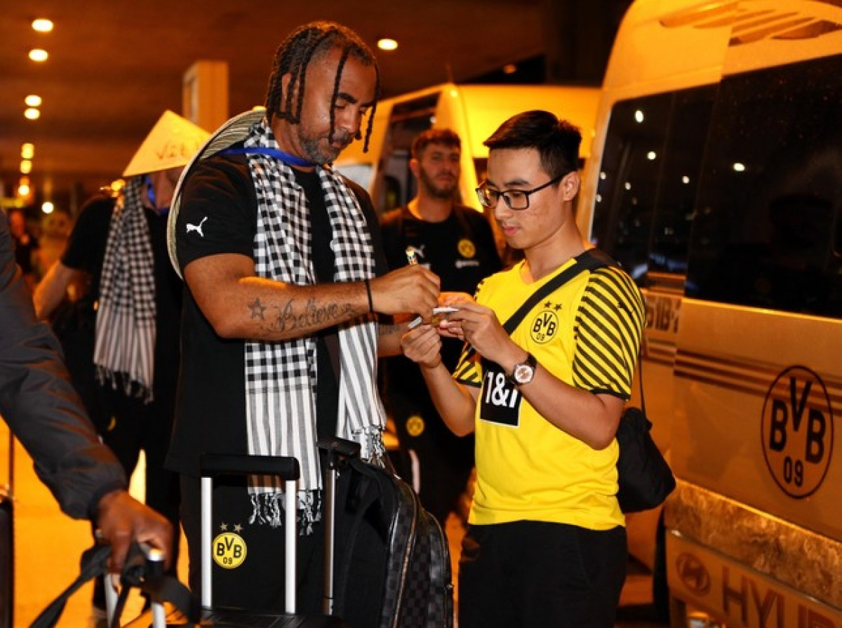 dortmund legends touch down in vietnam ahead of charity match picture 3