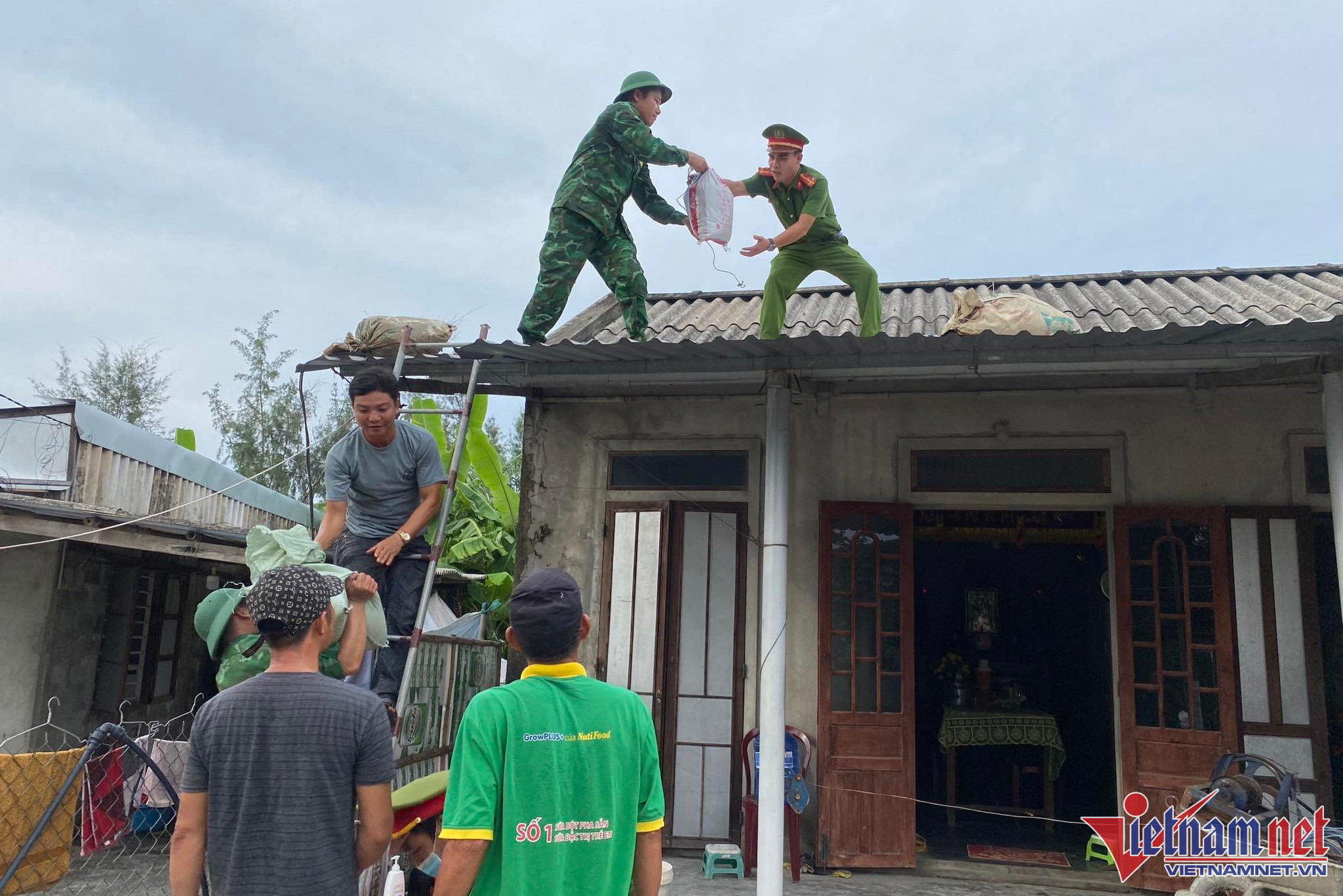 Ứng phó với bão Noru, TT-Huế cấm người dân ra đường từ 21h đêm nay