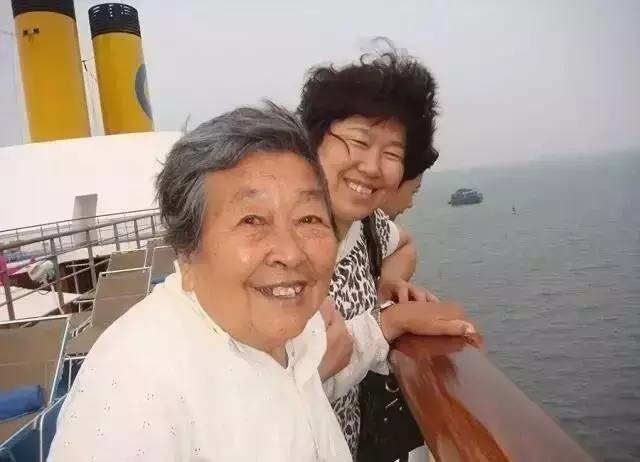Hai chị em đưa mẹ 80 tuổi đi du lịch 17 nước: Có mẹ là hạnh phúc nhất