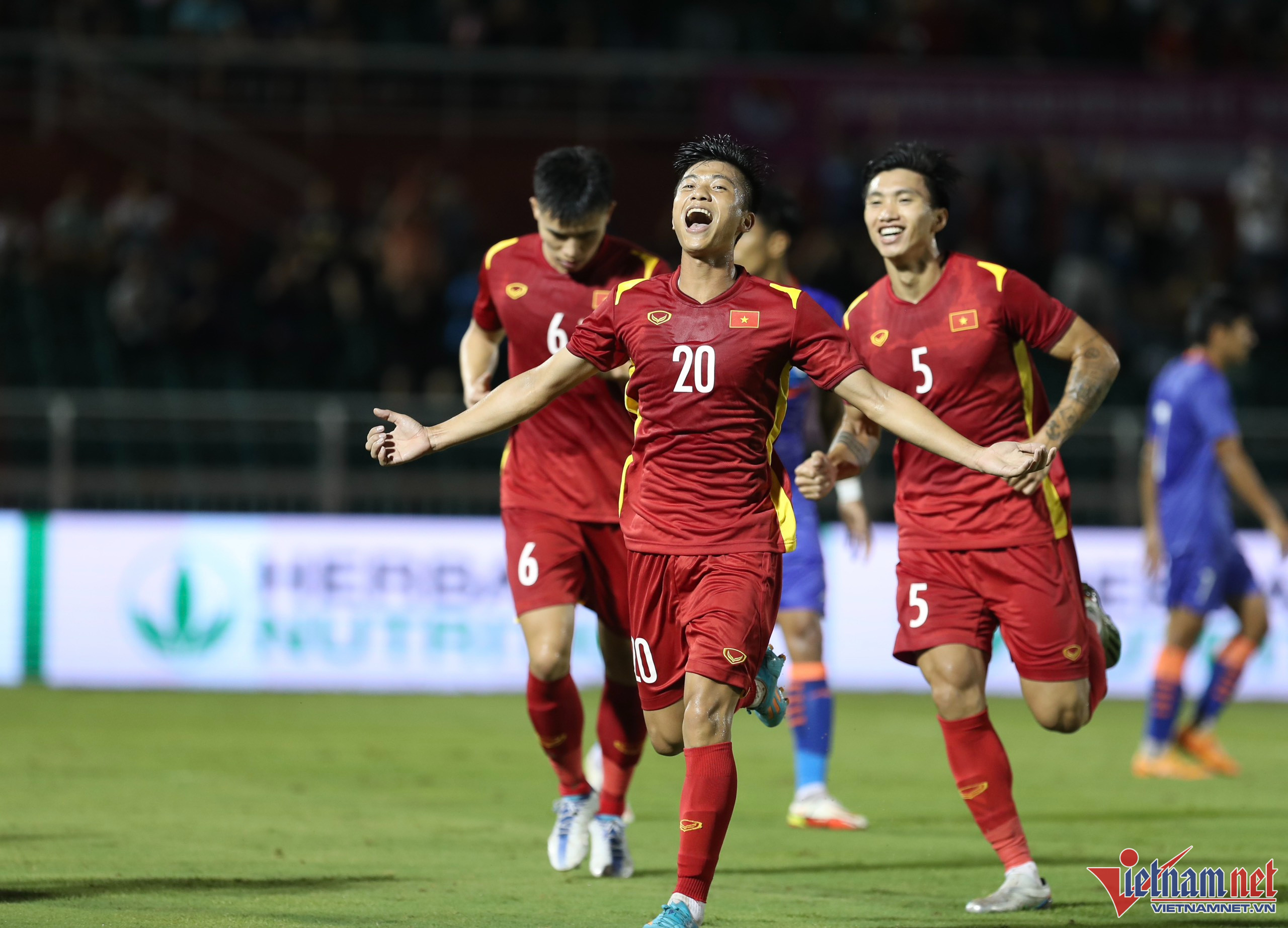 Quay trở lại với trận đấu, tuyển Việt Nam sớm có bàn thắng mở tỉ số của Văn Đức trong hiệp 1