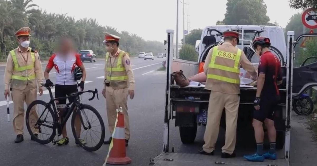 Phạt hàng loạt người đi xe đạp vào làn ô tô trên đường Võ Nguyên Giáp