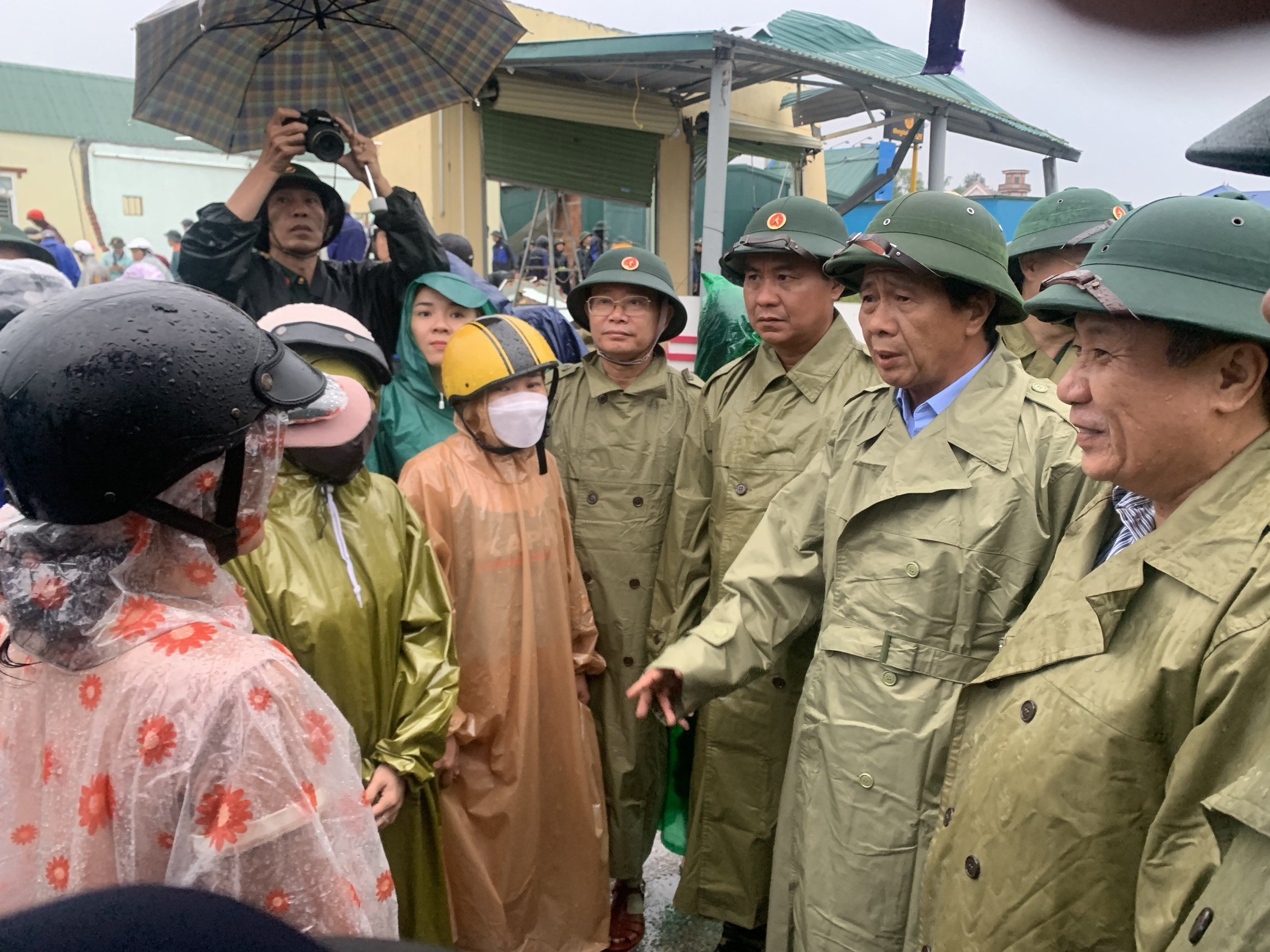 Phó Thủ tướng kiểm tra phòng chống bão tại Cửa Việt