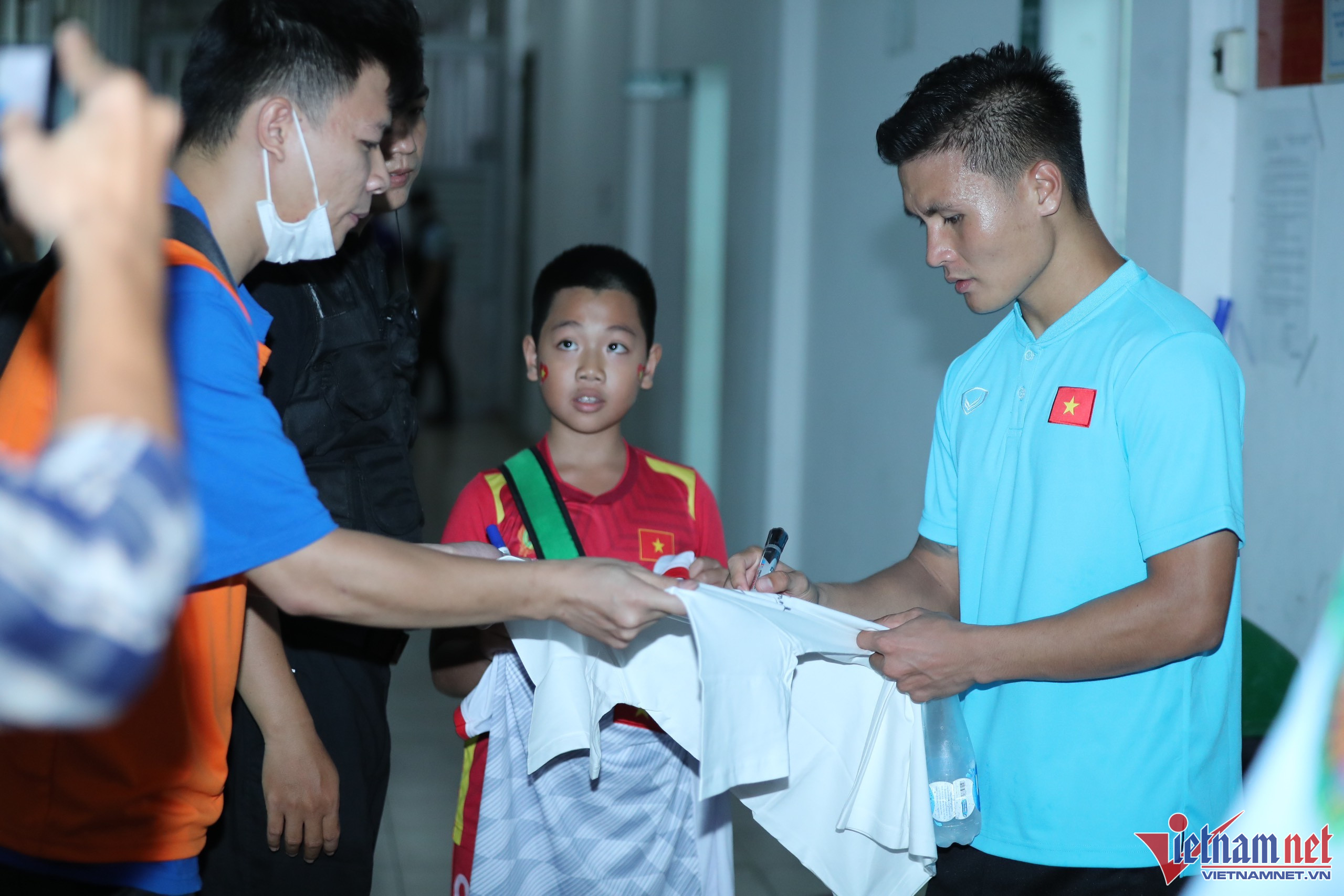 Tiền vệ tuyển Việt Nam vui vẻ ký tặng người hâm mộ