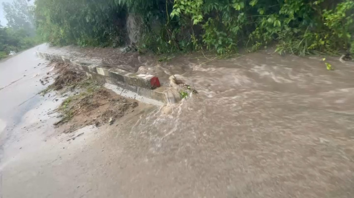 Mưa lớn trước bão Noru, nước đầu nguồn đổ xối xả xuống đường ở Hội An