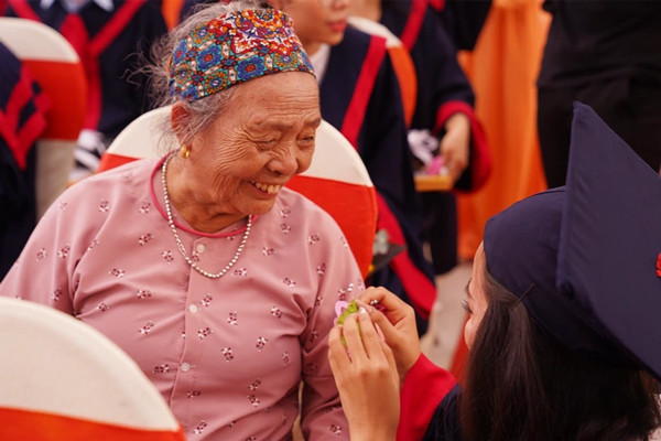 Cụ bà 83 tuổi vượt gần 2.000 cây số thực hiện di nguyện của chồng