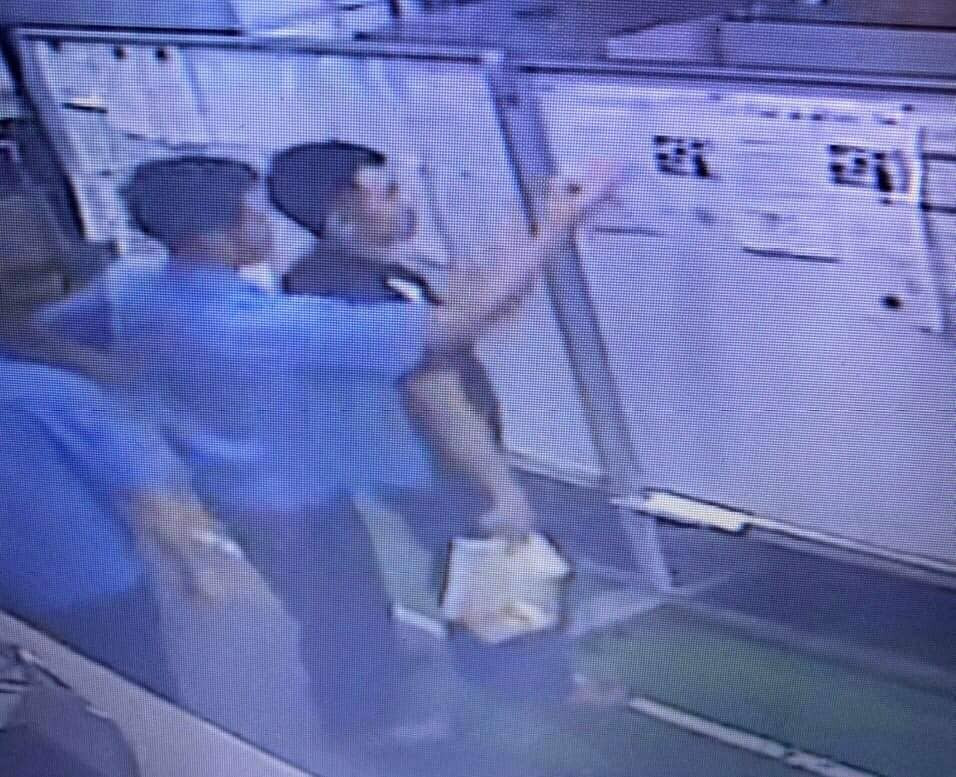 Nhân viên bị giám đốc dán thông báo sa thải kèm hình người bị kéo cắt cổ