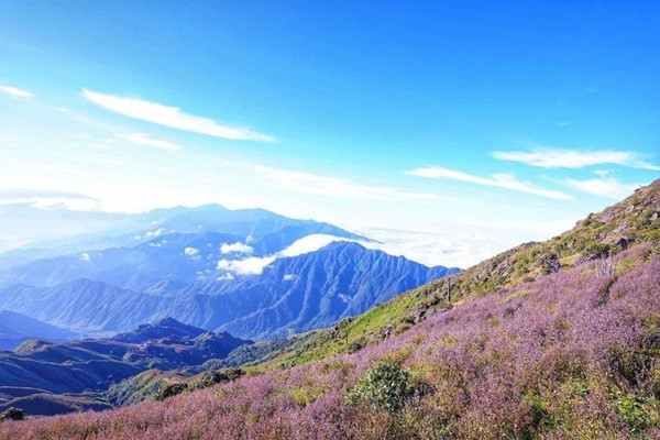Yen Bai launches tours to conquer two of highest mountains in Vietnam hinh anh 2