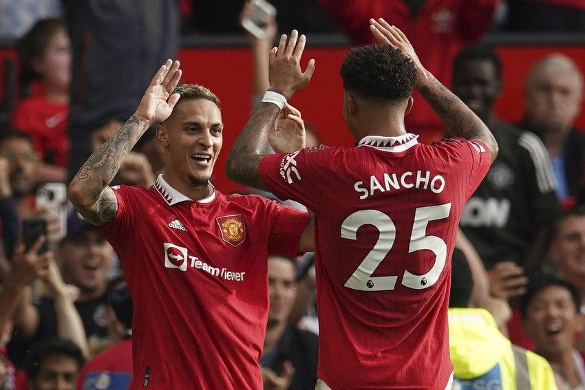 Antony và Jadon Sancho tranh áo số 7 của Ronaldo ở MU