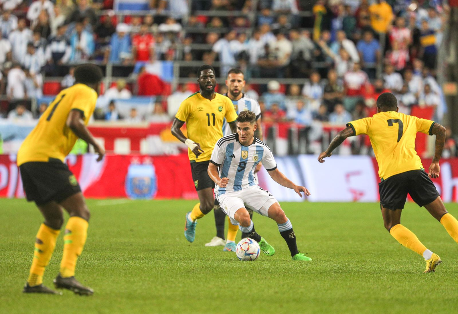 Trận đấu diễn ra với nhịp độ vừa phải, Argentina là đội làm chủ cuộc chơi