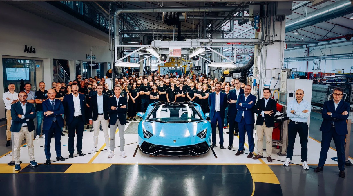 Lamborghini xuất xưởng siêu xe Aventador cuối cùng