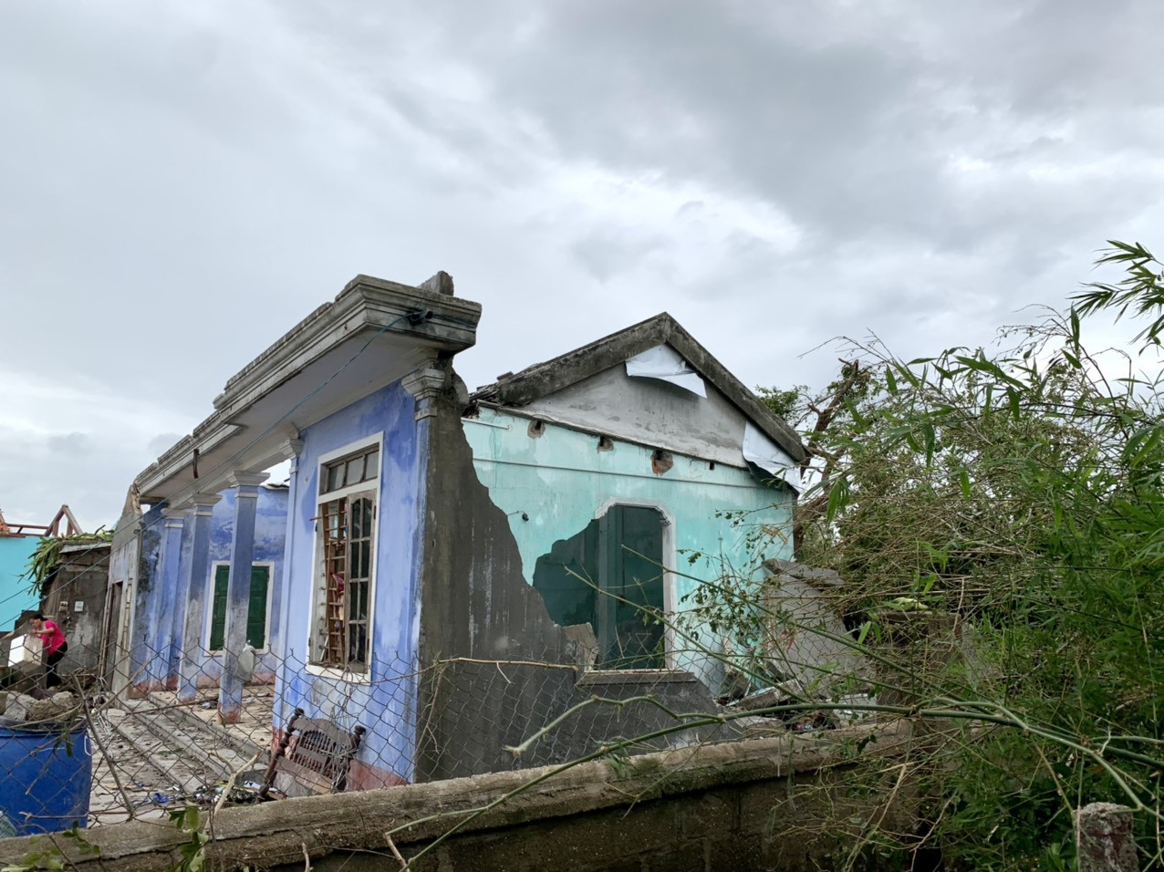 Bão Noru khiến đường đèo sạt lở, hàng trăm ngôi nhà tan hoang
