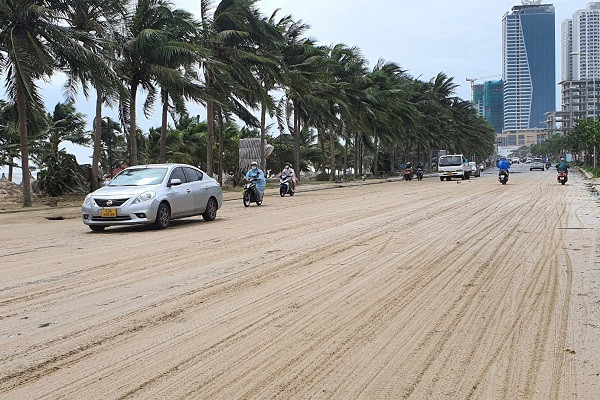 Đường '5 sao' ở Đà Nẵng ngập cát sau bão số 4 quần thảo