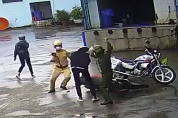 Đang xác minh clip Công an đánh hai thiếu niên đi xe máy