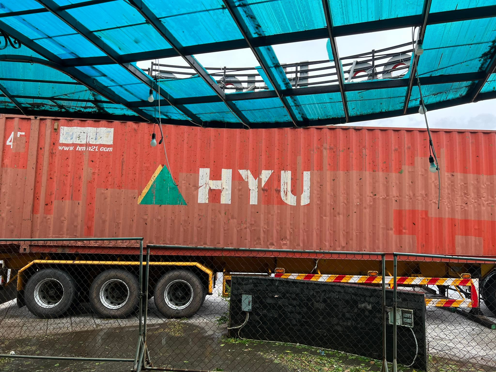 Dùng 3 xe container chắn gió, nhà hàng hải sản sang trọng vẫn bị tốc mái trong bão