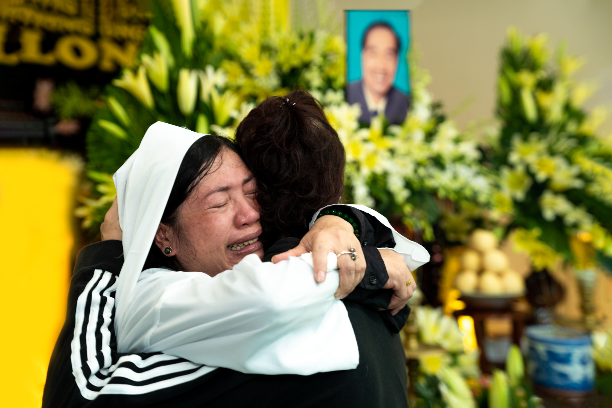 Con gái thầy Nguyễn Ngọc Ký nức nở trong tang lễ cha
