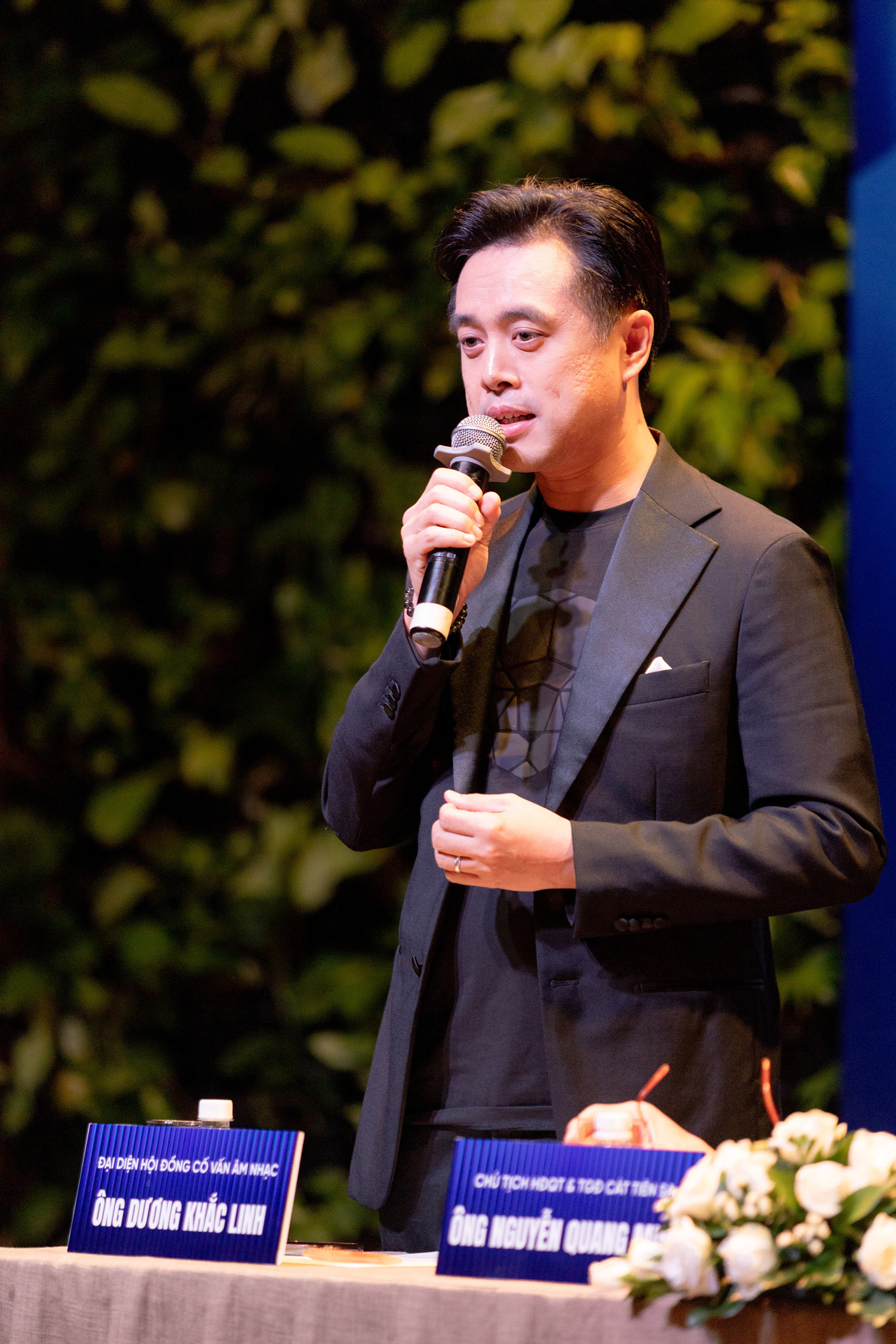 Quang Lê, Đông Nhi 'vung' trăm triệu mua bài hát trên sân khấu