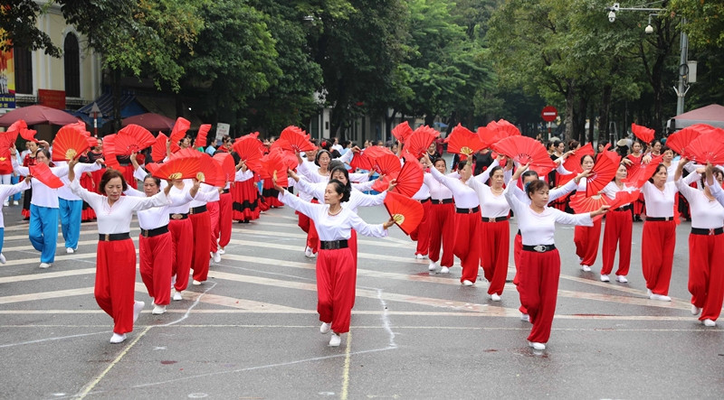 Màn đồng diễn thể dục dưỡng sinh ấn tượng của hơn 2.000 người cao tuổi Hà Nội