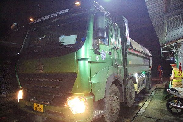 Xe chở đất đắp cao như núi, tài xế liên tục gọi điện nhờ can thiệp khi bị xử lý