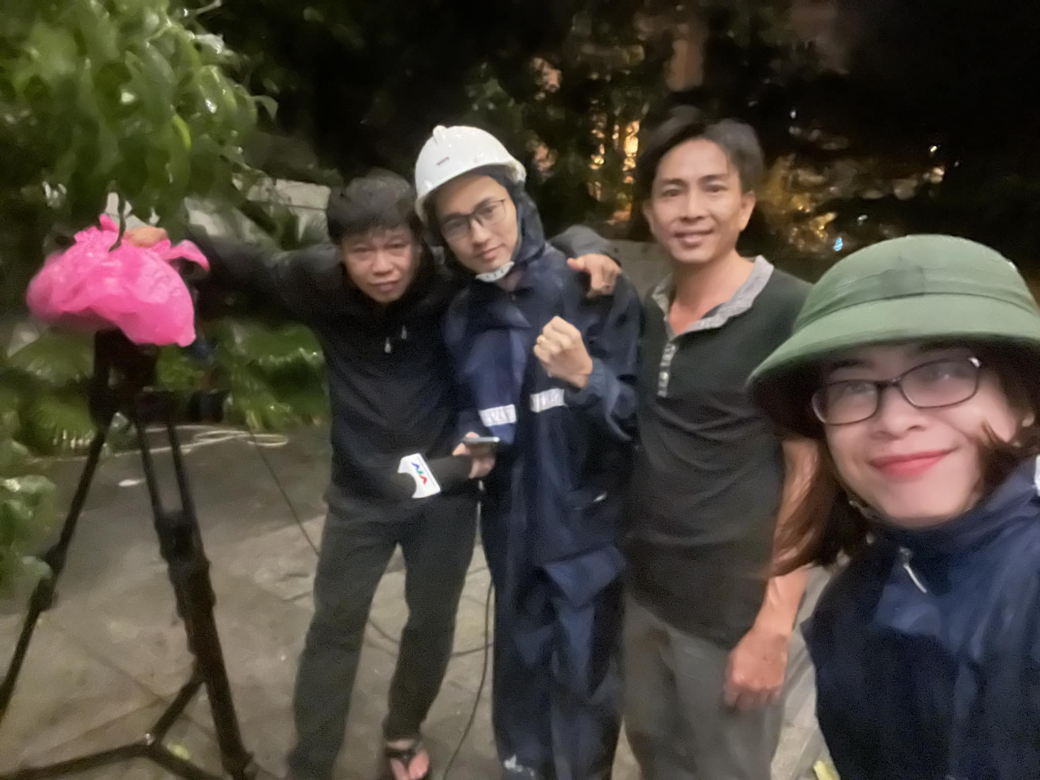 2 phóng viên VTV bám trụ trong bão dẫn bản tin trực tiếp gây xúc động - 4