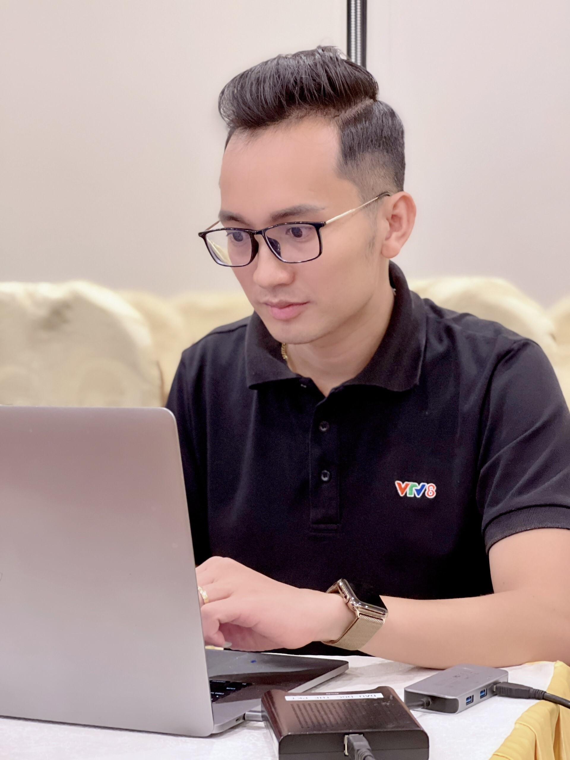 2 phóng viên VTV bám trụ trong bão dẫn bản tin trực tiếp gây xúc động - 5