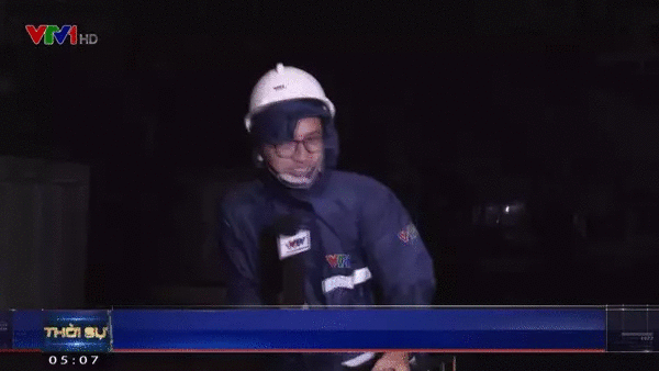 2 phóng viên VTV bám trụ trong bão dẫn bản tin trực tiếp gây xúc động - 2
