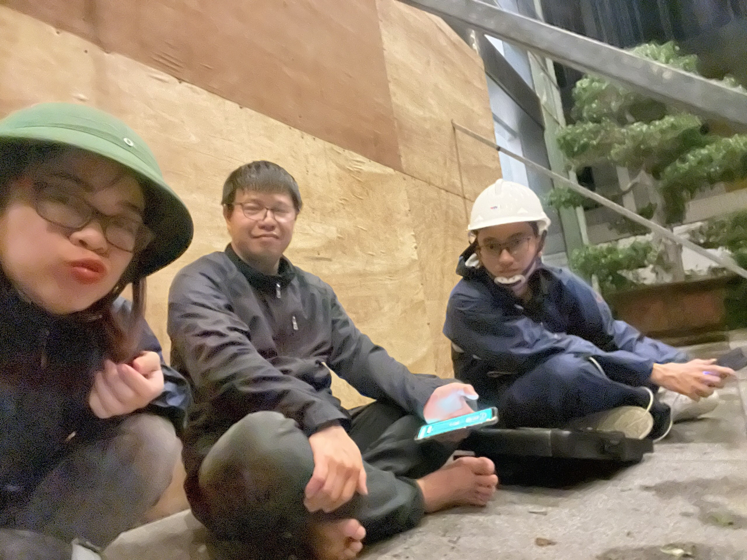 2 phóng viên VTV bám trụ trong bão dẫn bản tin trực tiếp gây xúc động - 7