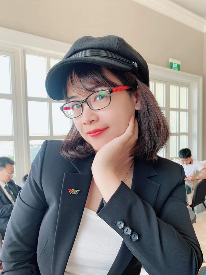 2 phóng viên VTV bám trụ trong bão dẫn bản tin trực tiếp gây xúc động - 6