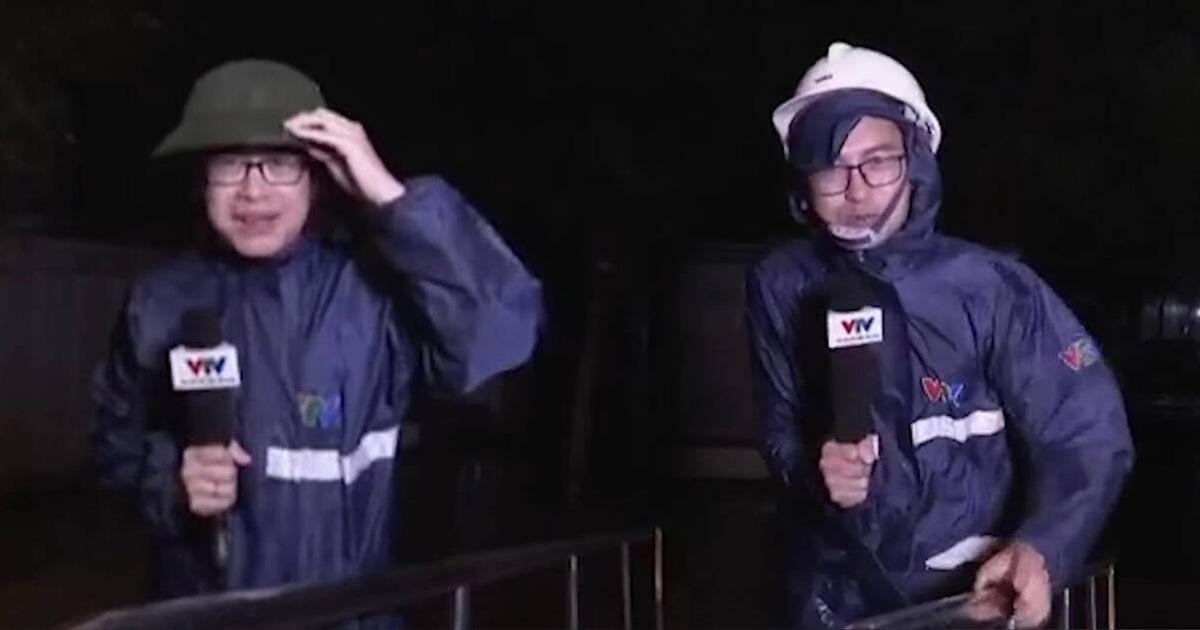 2 phóng viên VTV bám trụ trong bão dẫn bản tin trực tiếp gây xúc động