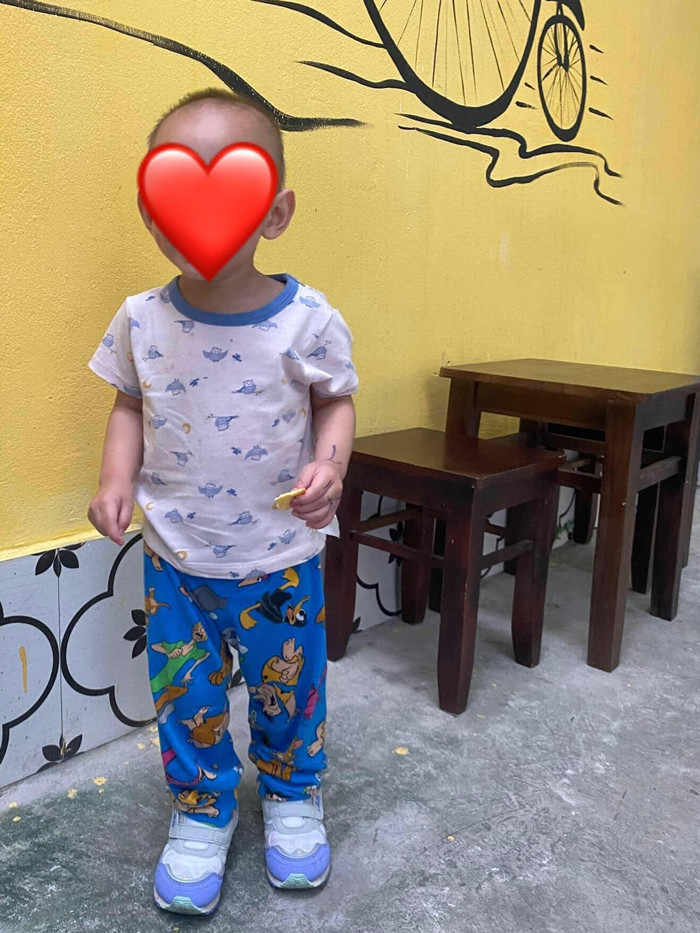 Bé trai 2 tuổi bị bỏ rơi ở con ngõ nhỏ Hà Nội, bao người xót xa