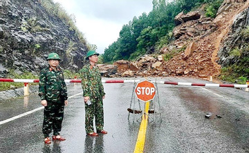 Nghệ An đóng nhiều tuyến đường do ngập lụt, chuẩn bị nổ mìn phá đá thông xe