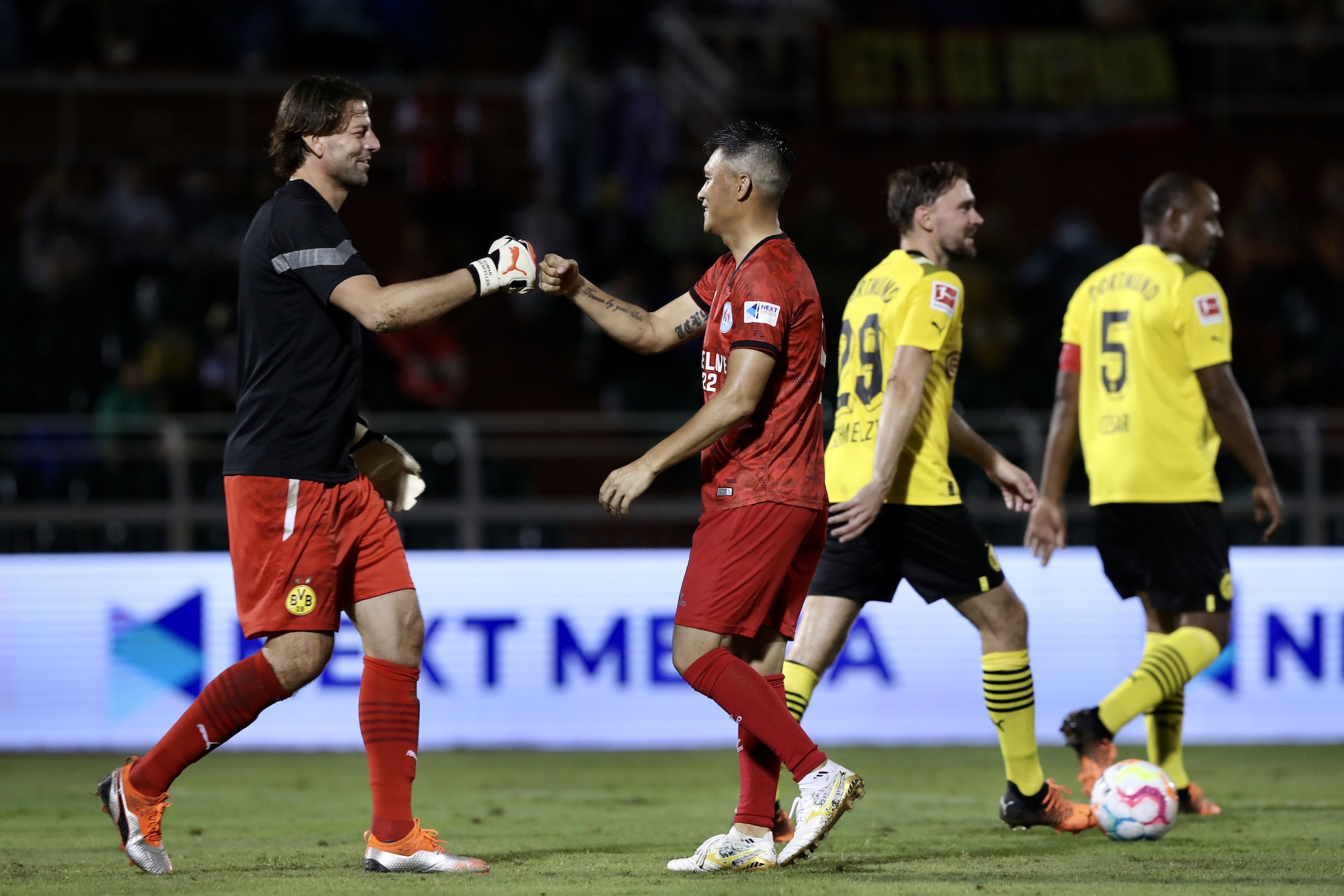 Cựu đội trưởng tuyển Việt Nam dễ dàng đánh bại huyền thoại Roman Weidenfeller trong sự vui vẻ của cả 2