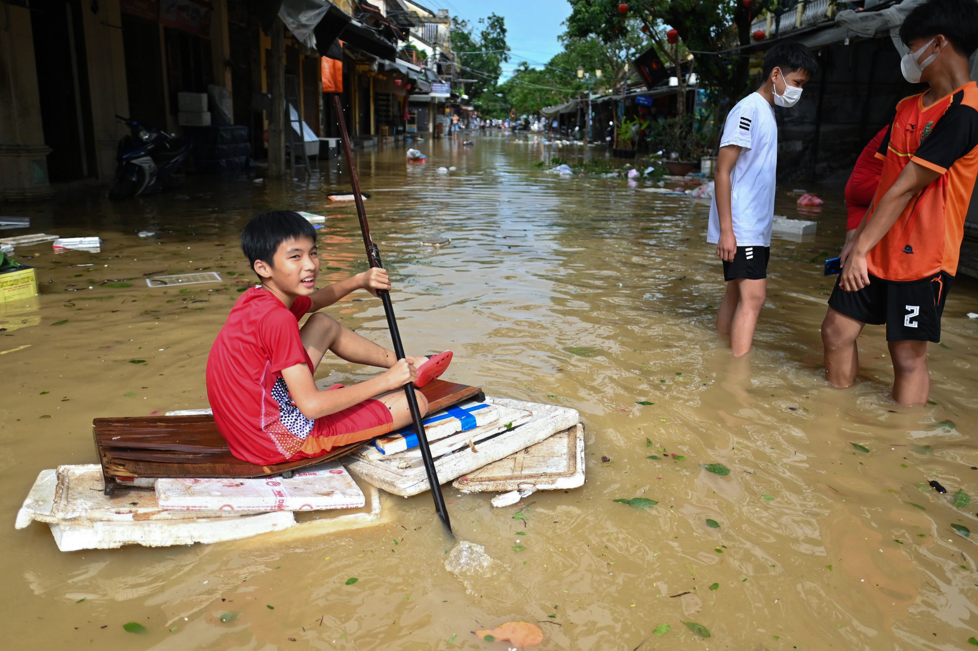 Phố cổ Hội An xác xơ, chìm trong biển nước sau bão