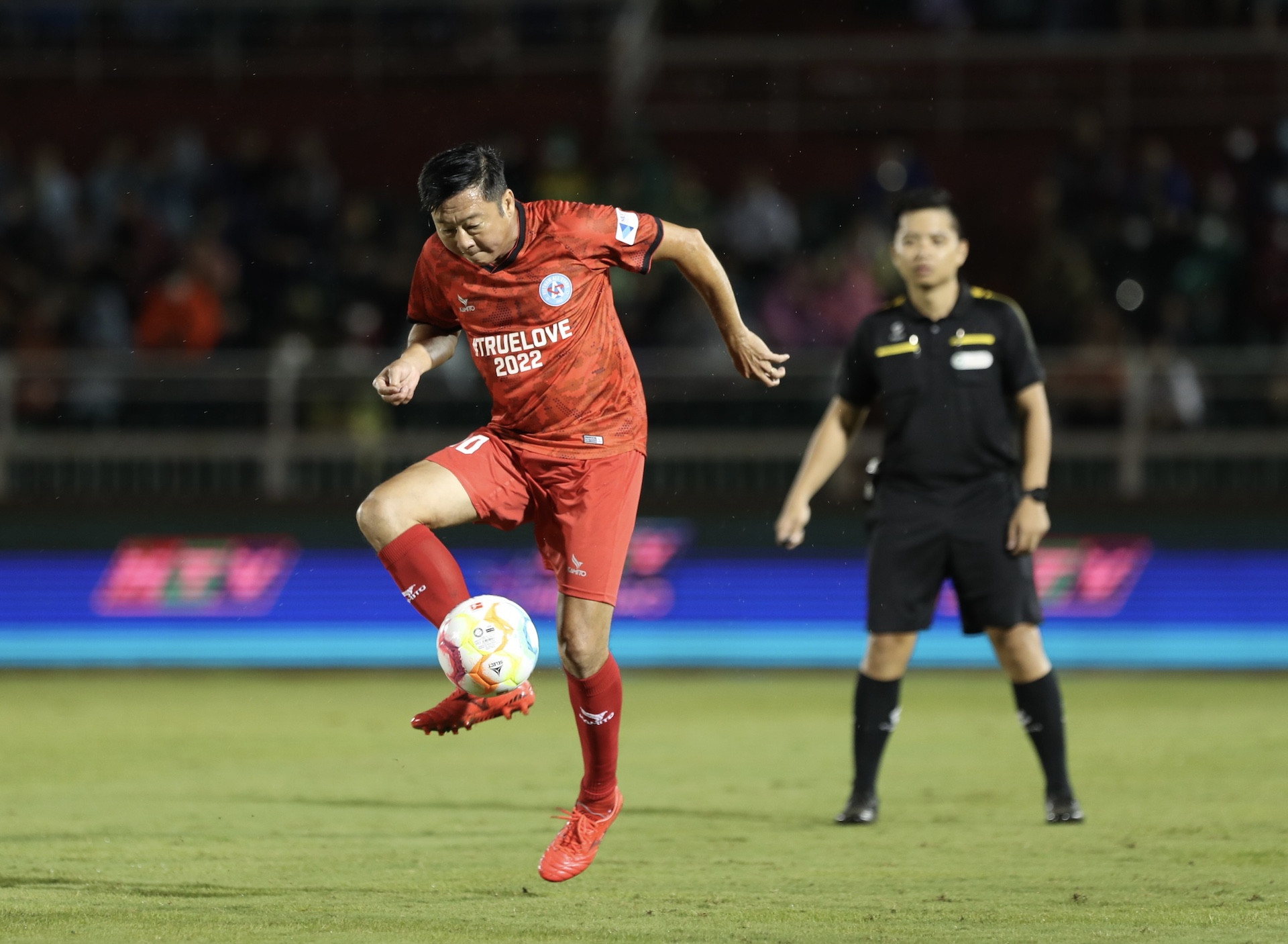 Cựu danh thủ Lê Huỳnh Đức vào sân và đã kiếm về cho đội bóng các ngôi sao Việt Nam một quả phạt đền 
