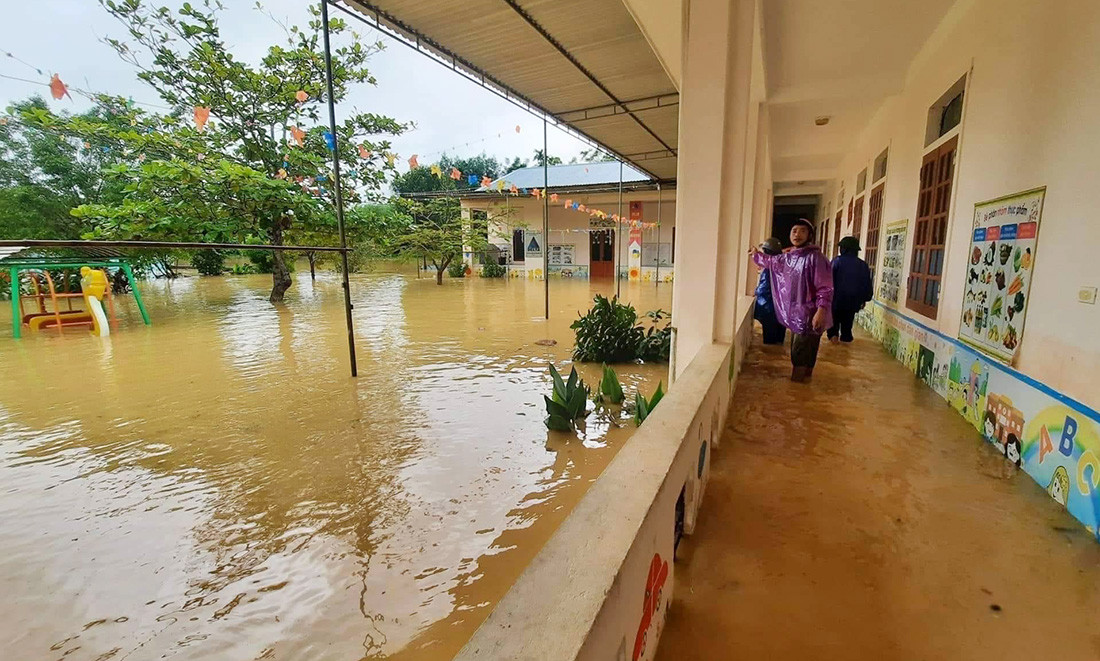 Mưa lũ dâng cao, gần 300 trường ở Nghệ An cho học sinh nghỉ học