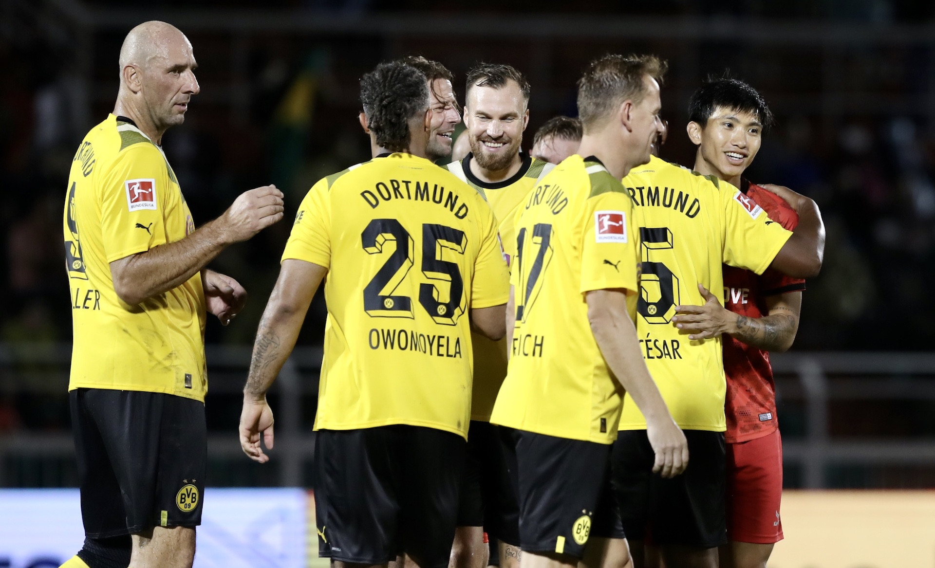 Trận đấu kết thúc trong sự vui vẻ với kết quả các huyền thoại Borussia Dortmund chiến thắng với tỉ số 4-1