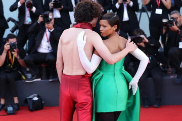 Mỹ nam Hollywood diện đồ sexy lưỡng tính gây choáng trên thảm đỏ Venice