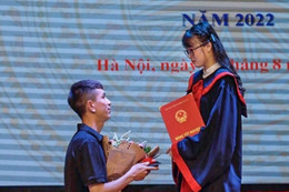 Màn cầu hôn bất ngờ ngay tại lễ tốt nghiệp đại học