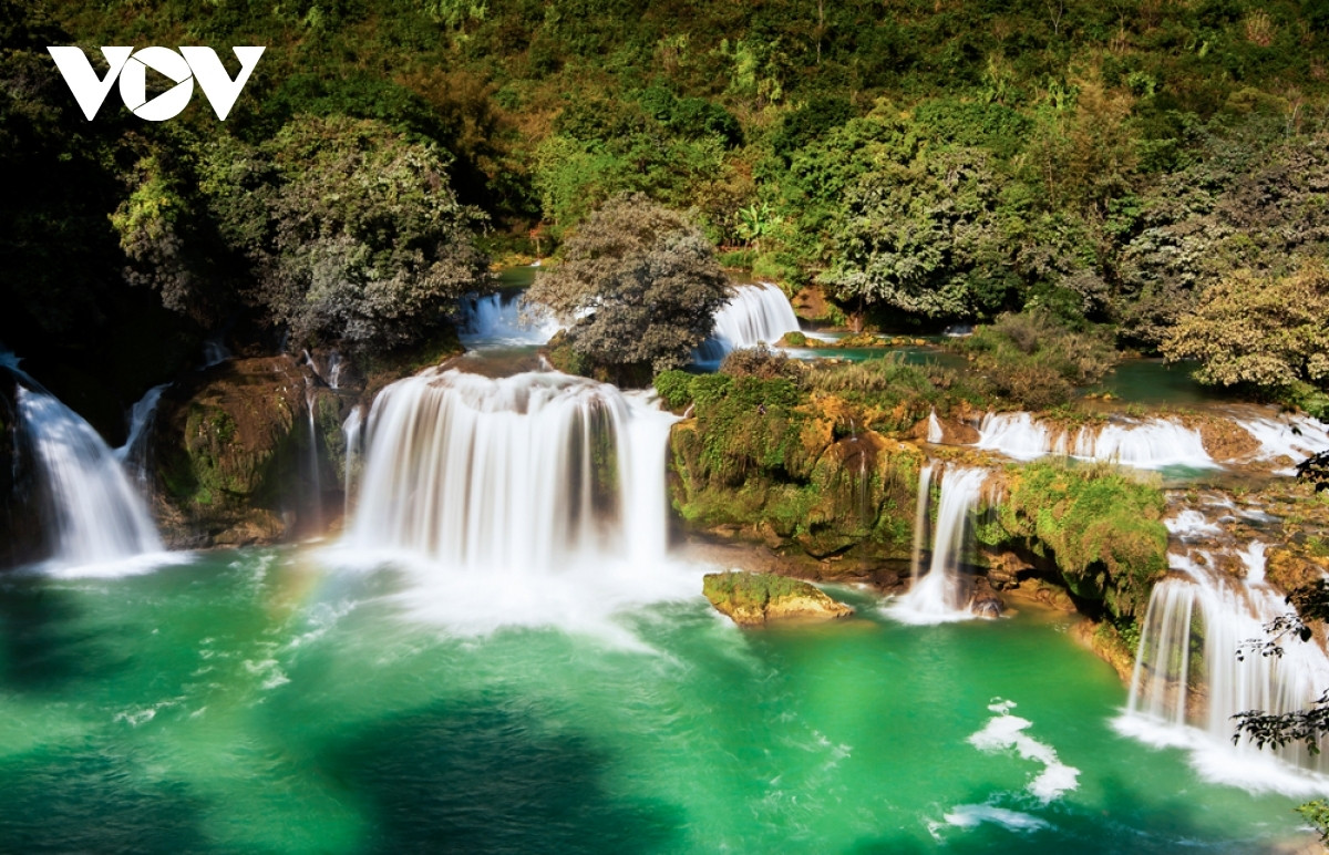 discovering southeast asia s largest waterfall in vietnam picture 12
