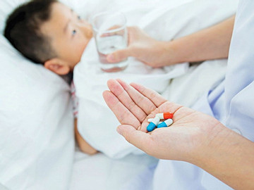 Trẻ bất ngờ nôn sau khi uống hạ sốt, có nên uống lại liều mới?