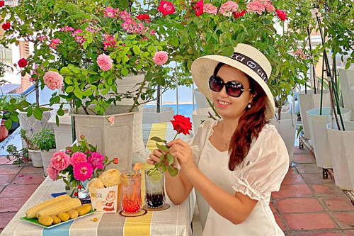 Mẹ đảm Sài Gòn trồng cả vườn hồng sân thượng, làm góc 'du lịch tại gia' ngập hương hoa