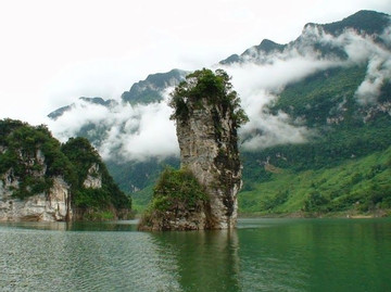 Discovering ‘another Ha Long Bay’ in the midst of jungle