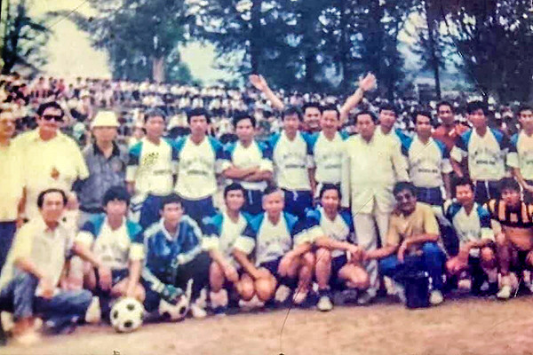 Người chăn bò trong thành phố cuồng bóng đá