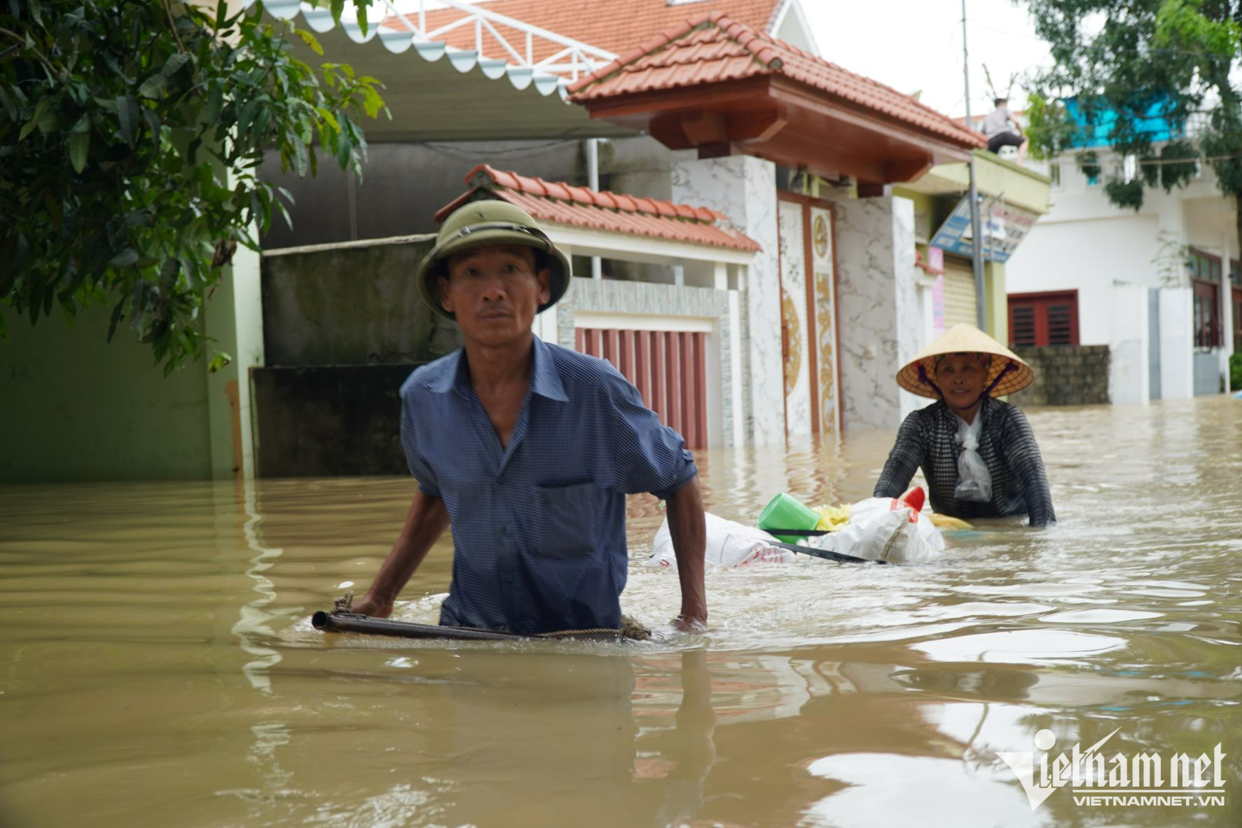 Lội nước ngập ngang thân cứu trợ giúp dân vùng rốn lũ